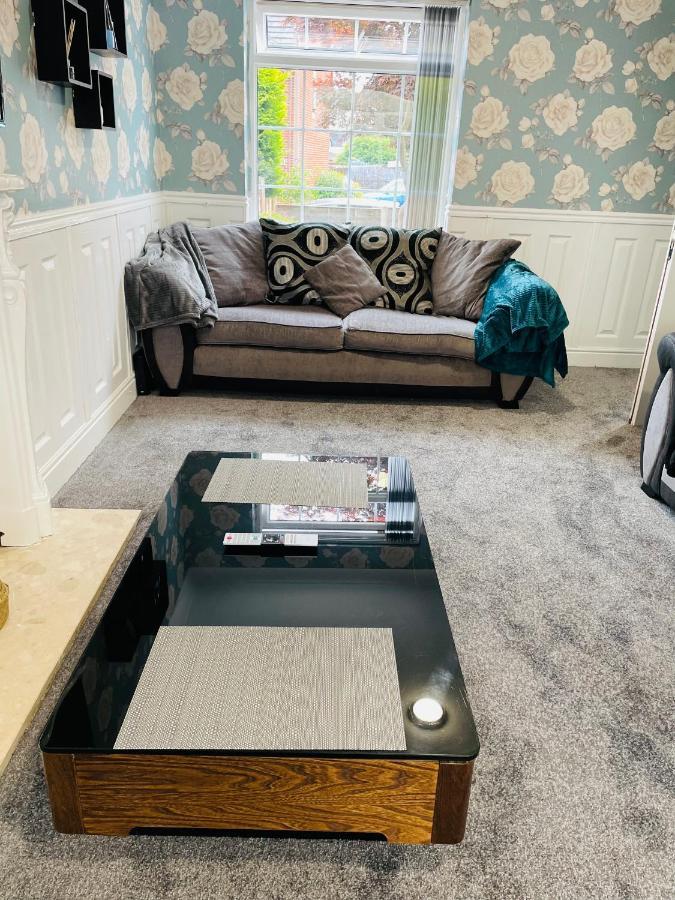 Alder House - A modern vibrant 4 bedroom house Marston Green Buitenkant foto